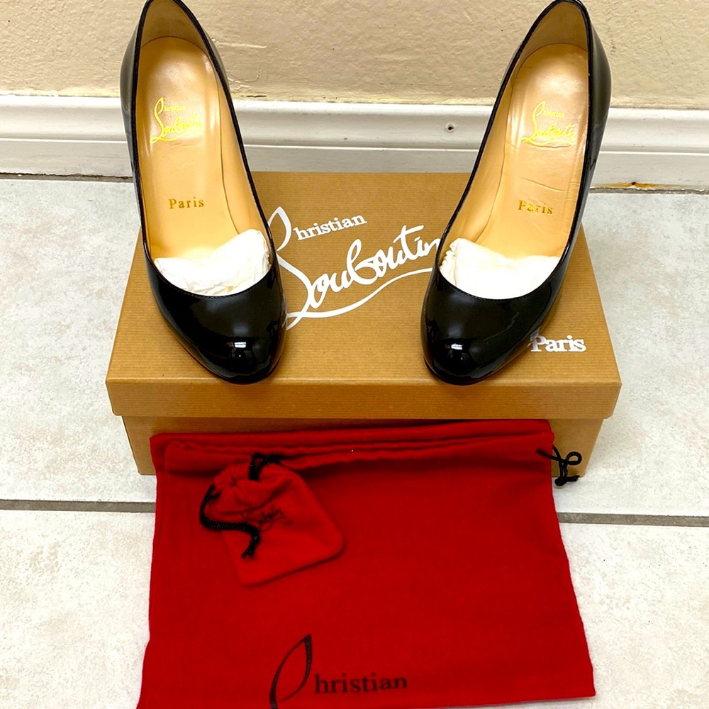 Christian louboutin simple pump zise 35 only wear once with box complete